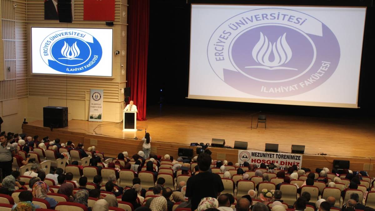 242 GENÇ İLAHİYATÇI MEZUN OLDU