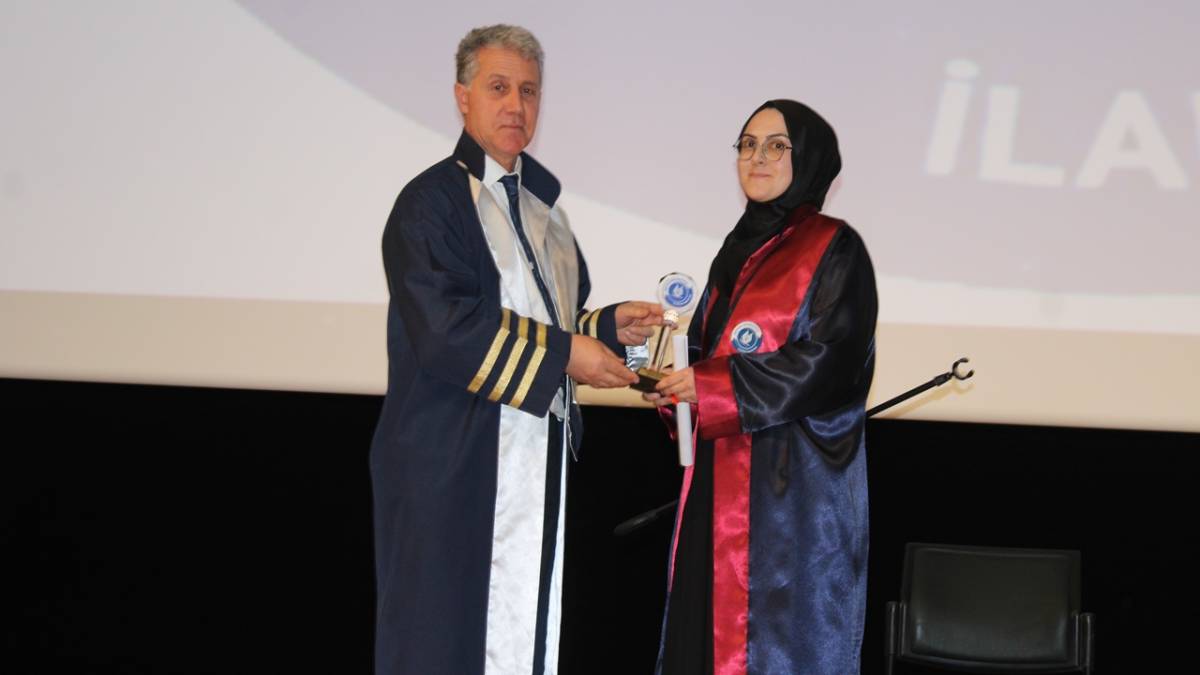 242 GENÇ İLAHİYATÇI MEZUN OLDU