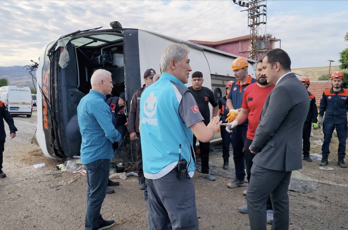 KIRIKKALE'DE YOLCU OTOBÜSÜ DEVRİLDİ: 3'Ü AĞIR 41 YARALI