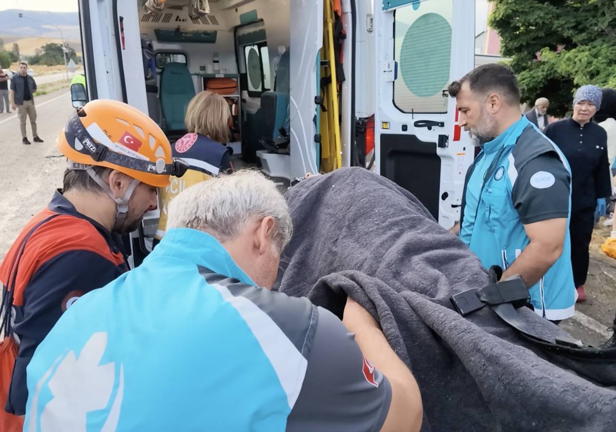 KIRIKKALE'DE YOLCU OTOBÜSÜ DEVRİLDİ: 3'Ü AĞIR 41 YARALI