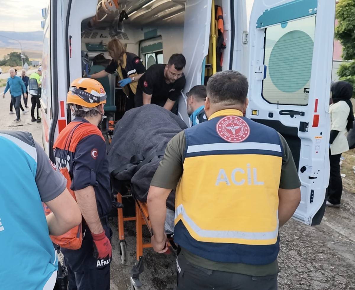 KIRIKKALE'DE YOLCU OTOBÜSÜ DEVRİLDİ: 3'Ü AĞIR 41 YARALI