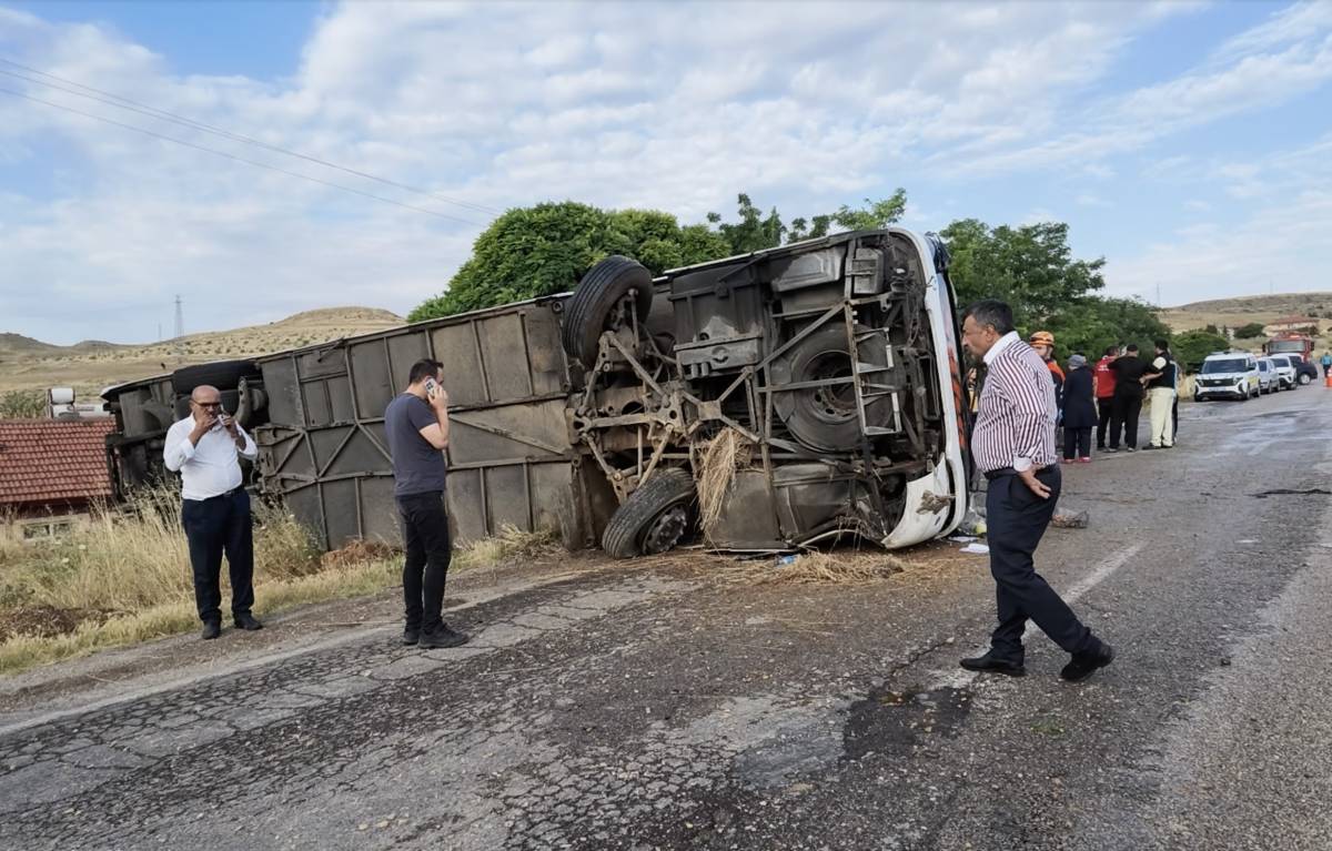 KIRIKKALE'DE YOLCU OTOBÜSÜ DEVRİLDİ: 3'Ü AĞIR 41 YARALI