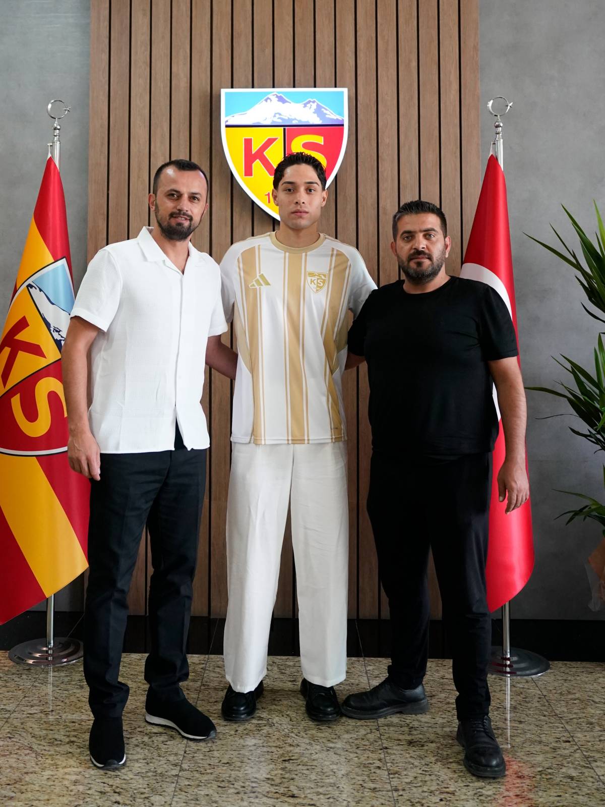 TALHA SARIARSLAN İLE 3 YILLIK SÖZLEŞME İMZALANDI