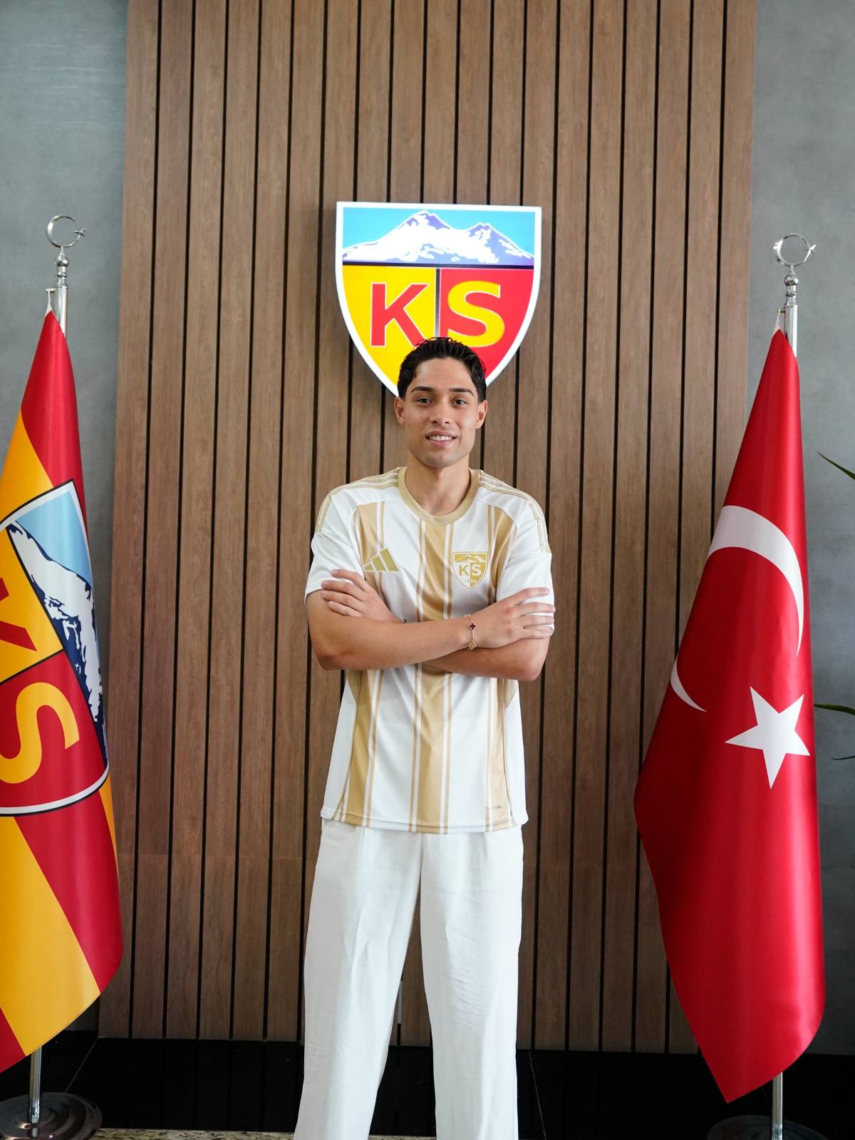 TALHA SARIARSLAN İLE 3 YILLIK SÖZLEŞME İMZALANDI