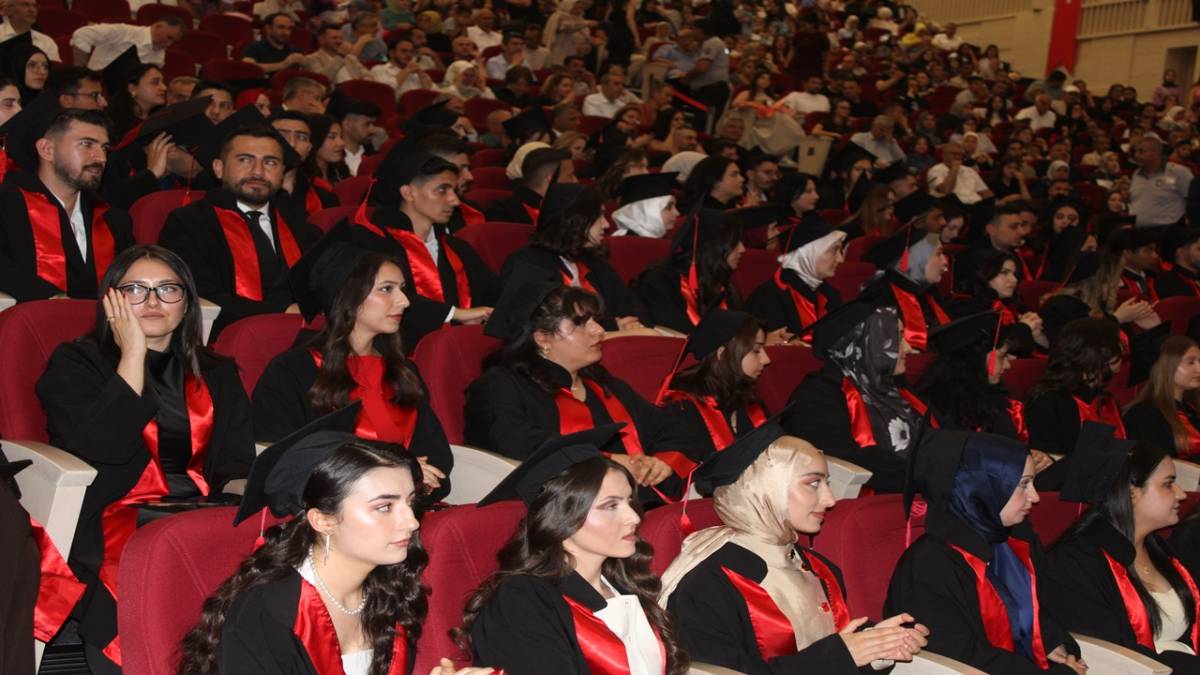 ERÜ İİBF 44. DÖNEM MEZUNLARINI VERDİ
