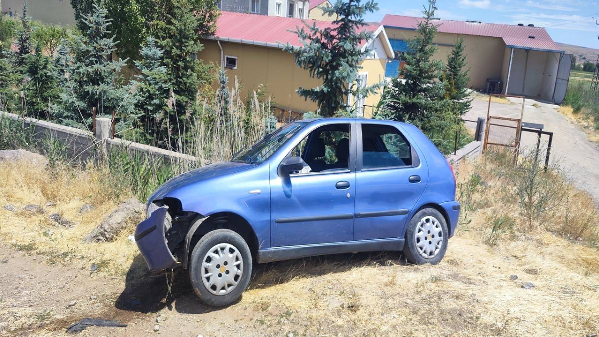 OTOMOBİL BARİYERLERE ÇARPTI