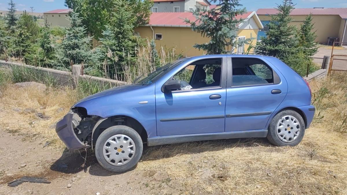 OTOMOBİL BARİYERLERE ÇARPTI