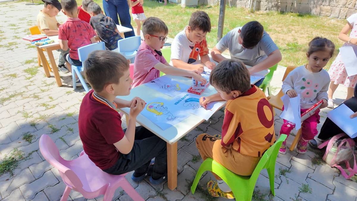 ÇOCUKLAR HEM OKUYOR HEM EĞLENİYOR