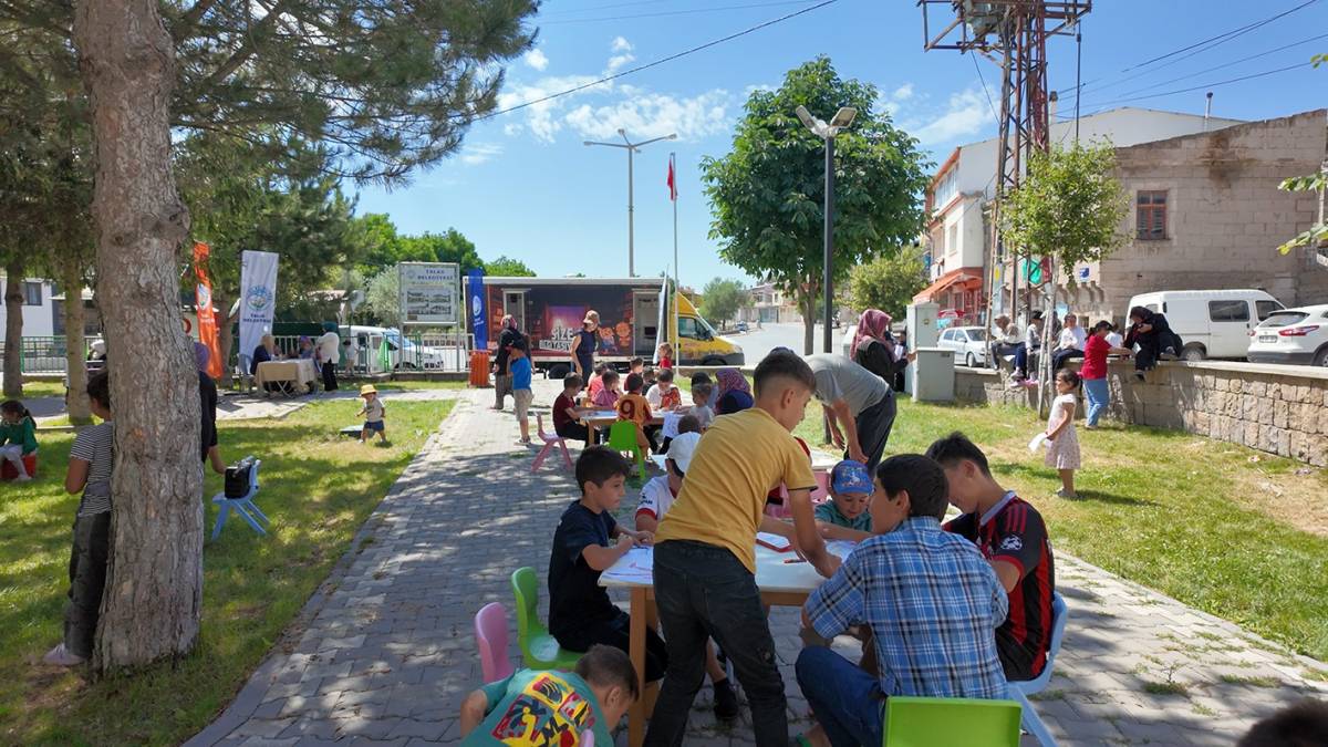 ÇOCUKLAR HEM OKUYOR HEM EĞLENİYOR