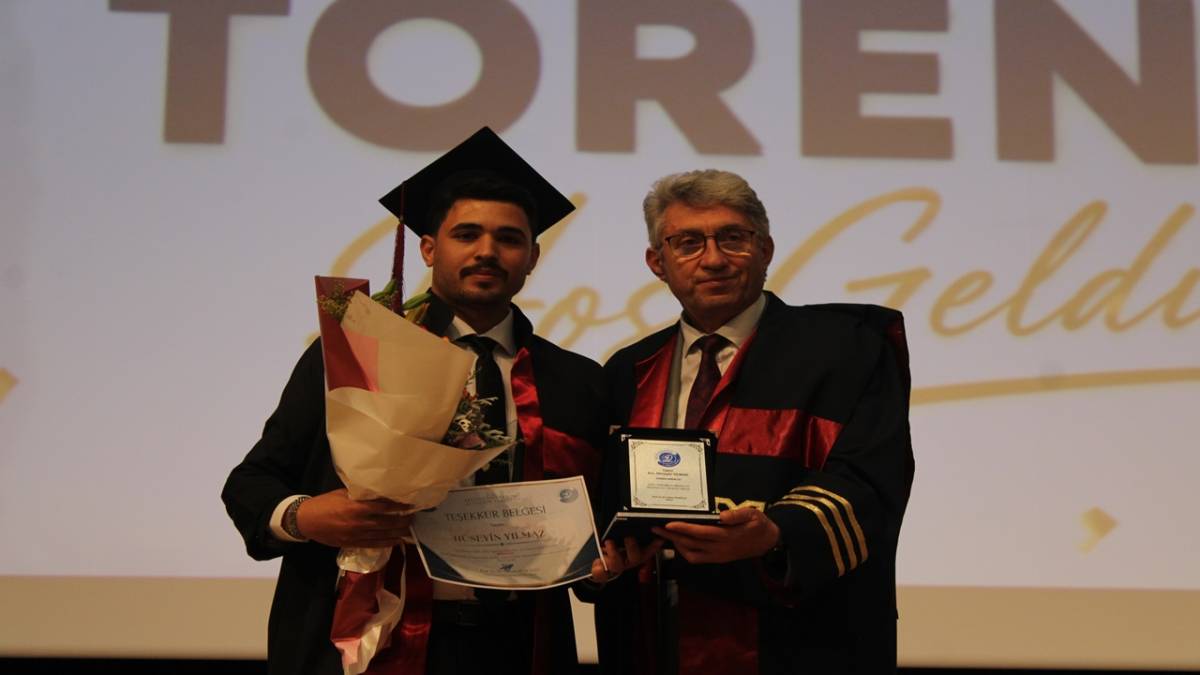 GENÇ ECZACILARIN MEZUNİYET SEVİNCİ