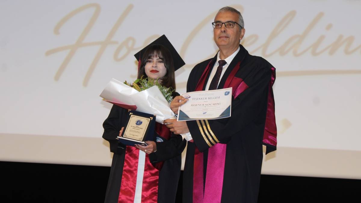 GENÇ ECZACILARIN MEZUNİYET SEVİNCİ
