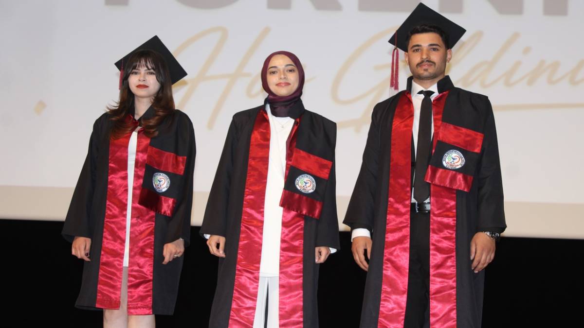 GENÇ ECZACILARIN MEZUNİYET SEVİNCİ