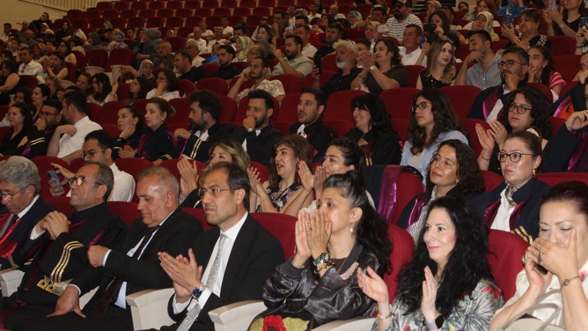 GENÇ ECZACILARIN MEZUNİYET SEVİNCİ