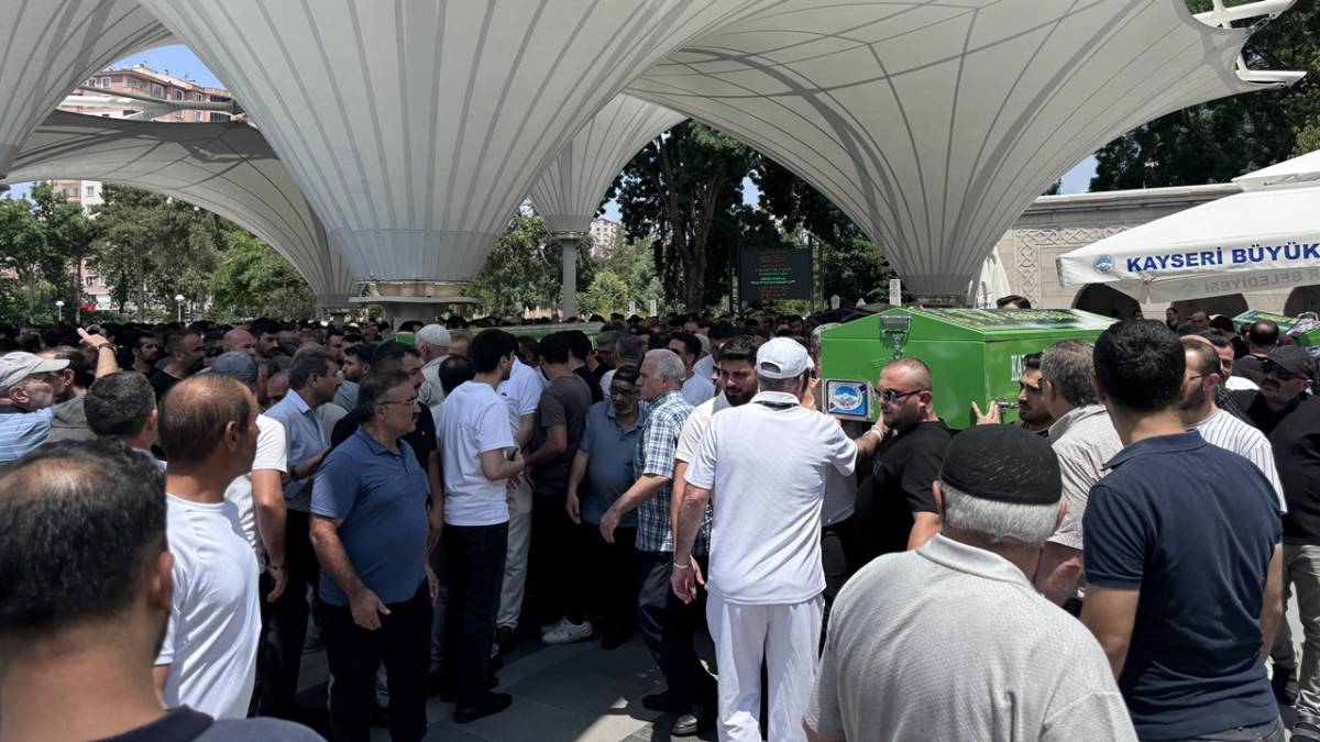 FECİ KAZADA HAYATINI KAYBEDEN AİLE YAN YANA TOPRAĞA VERİLDİ