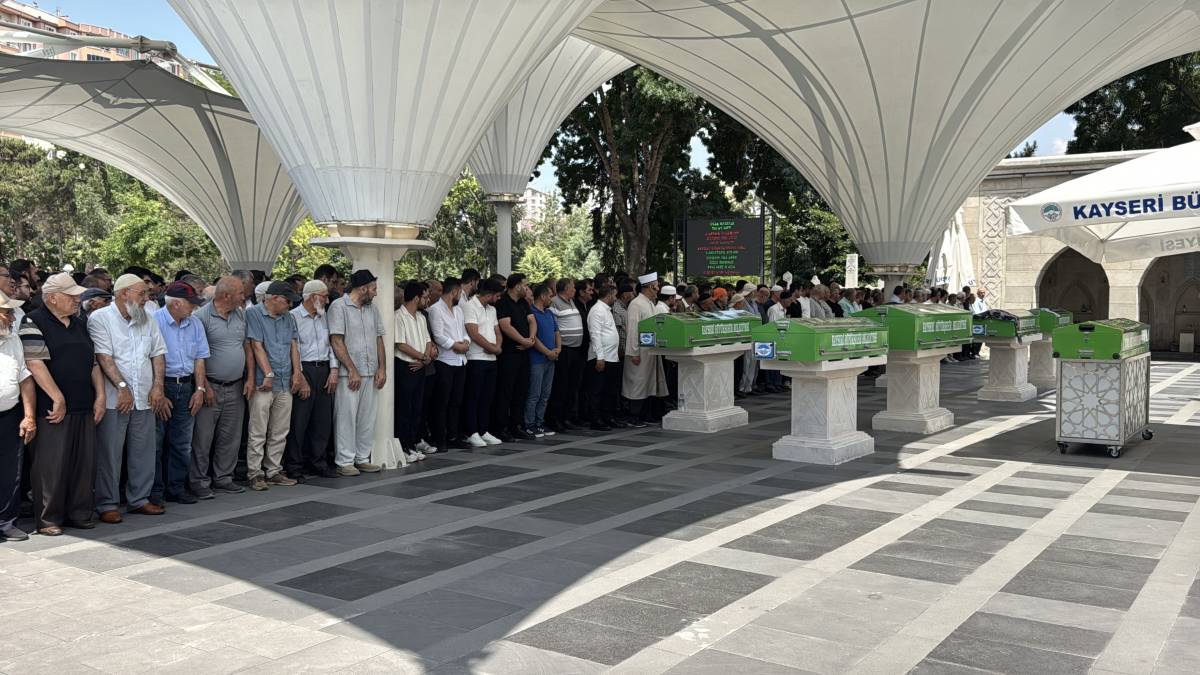 FECİ KAZADA HAYATINI KAYBEDEN AİLE YAN YANA TOPRAĞA VERİLDİ