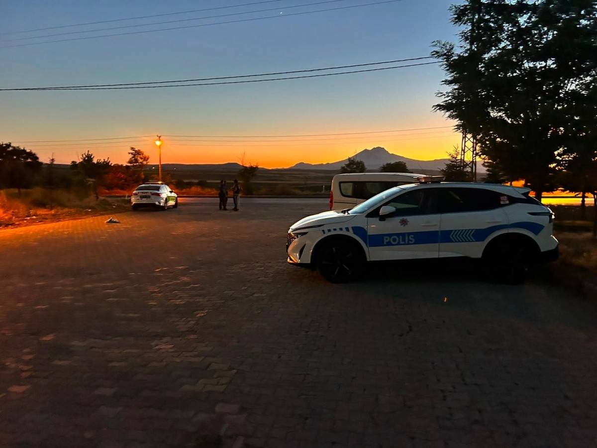 MİNİBÜSÜ VATANDAŞLARIN VE POLİSİN ÜZERİNE SÜRDÜ: 1 ÖLÜ, 1’İ POLİS 2 YARALI