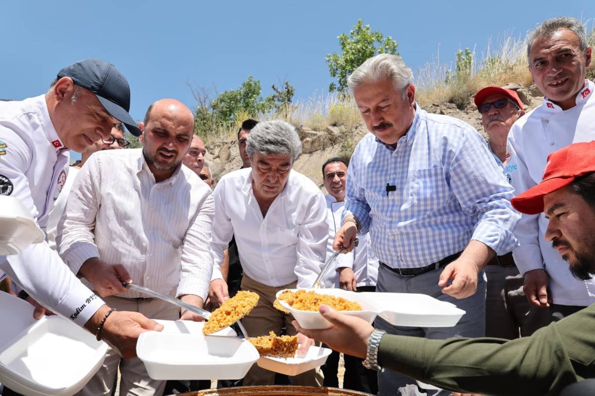 PİLAV ETKİNLİĞİ GÖNÜLLERİ BİR ARAYA GETİRDİ