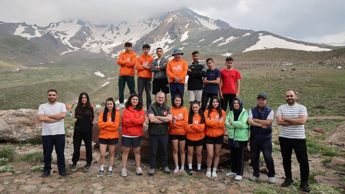 ÖZDOĞAN, ERCİYES’TE DAĞCILARLA ZİRVE HEYECANINI PAYLAŞTI