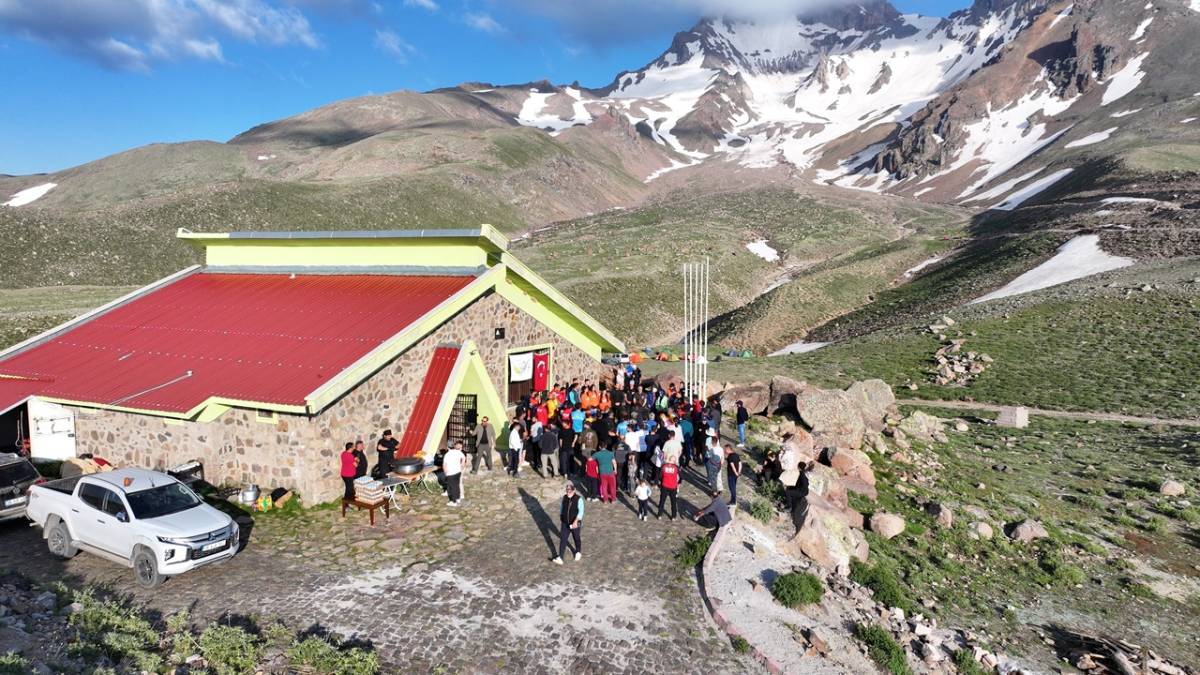 ÖZDOĞAN, ERCİYES’TE DAĞCILARLA ZİRVE HEYECANINI PAYLAŞTI