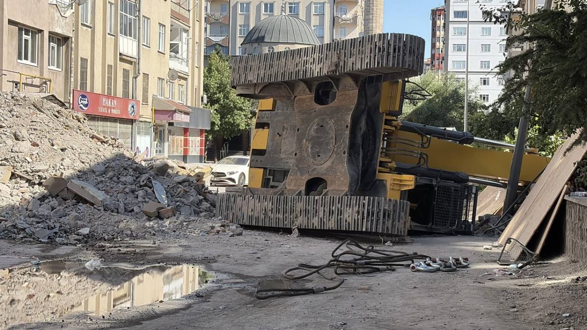 YIKIM ÇALIŞMASINDAKİ İŞ MAKİNESİ DEVRİLDİ