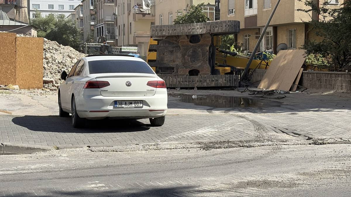 YIKIM ÇALIŞMASINDAKİ İŞ MAKİNESİ DEVRİLDİ