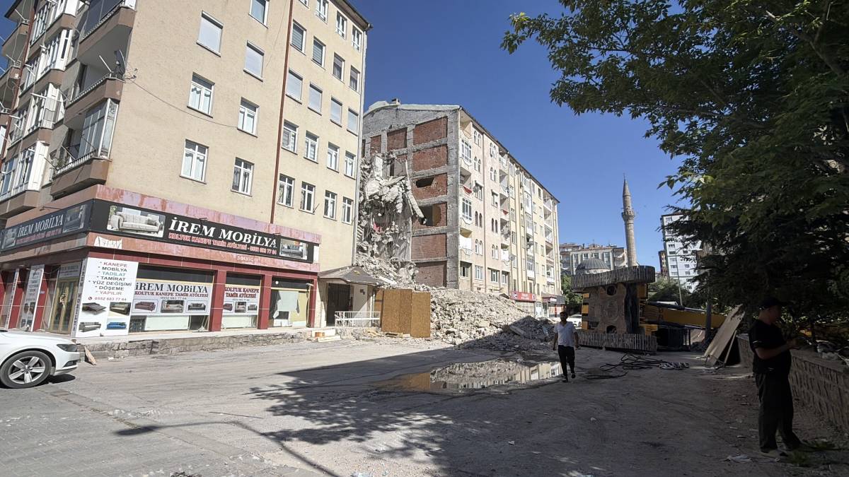 YIKIM ÇALIŞMASINDAKİ İŞ MAKİNESİ DEVRİLDİ