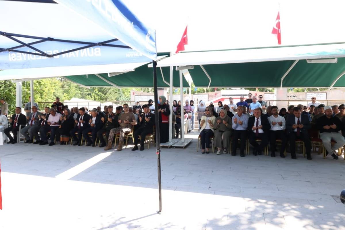 15 TEMMUZ ŞEHİDİ CENNET YİĞİT KABRİ BAŞINDA ANILDI