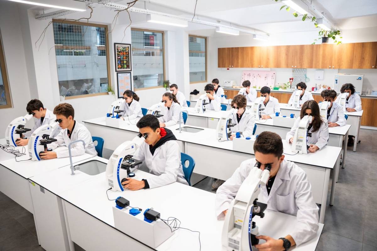 TÜBİTAK FEN LİSESİ GELECEĞİN BİLİM İNSANLARINI ARIYOR