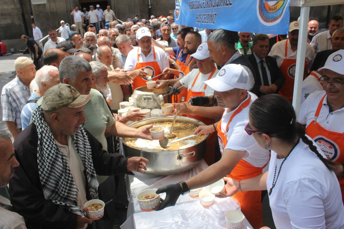 LOKANTACILAR VE PASTACILAR ODASI HUNAT CAMİİNDE AŞURE DAĞITTI