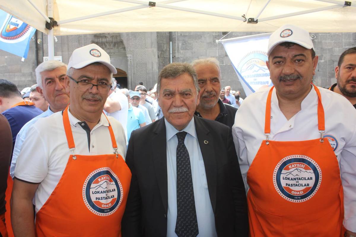 LOKANTACILAR VE PASTACILAR ODASI HUNAT CAMİİNDE AŞURE DAĞITTI
