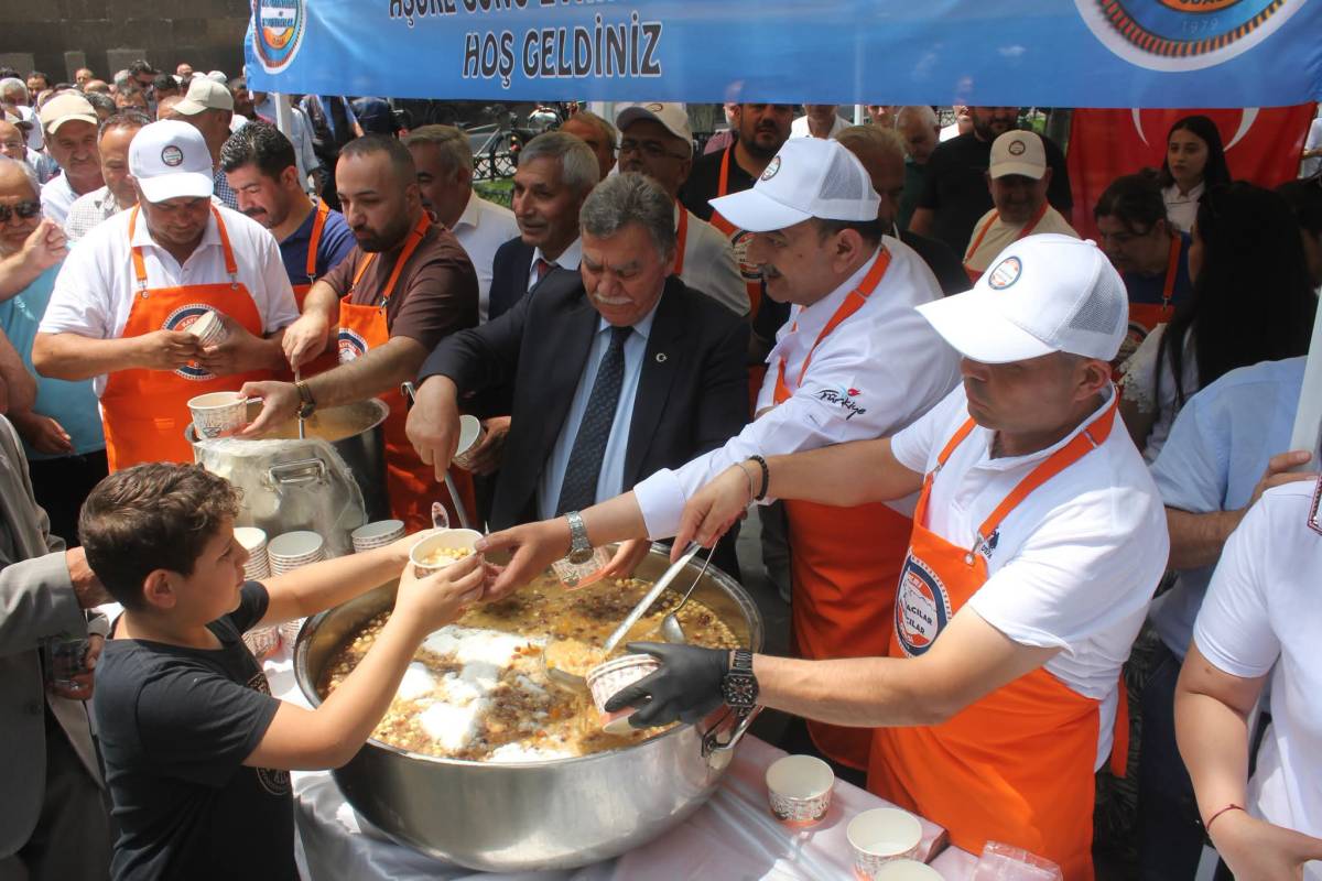 LOKANTACILAR VE PASTACILAR ODASI HUNAT CAMİİNDE AŞURE DAĞITTI