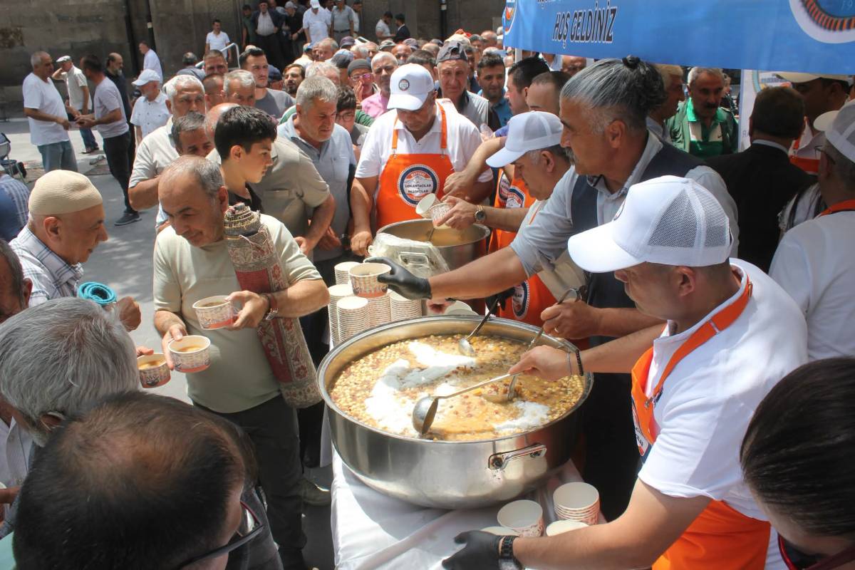 LOKANTACILAR VE PASTACILAR ODASI HUNAT CAMİİNDE AŞURE DAĞITTI
