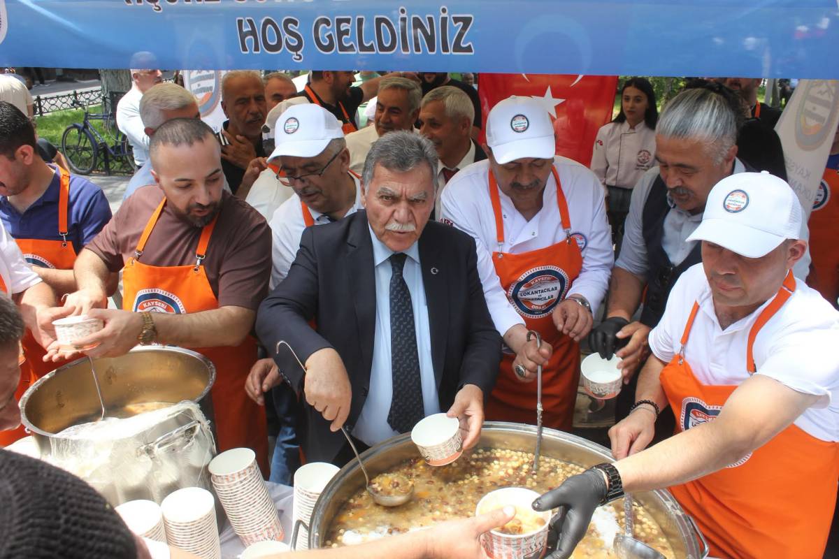 LOKANTACILAR VE PASTACILAR ODASI HUNAT CAMİİNDE AŞURE DAĞITTI