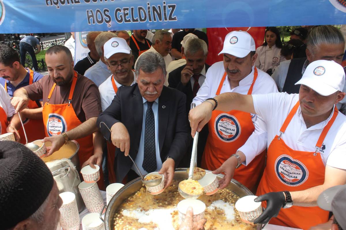 LOKANTACILAR VE PASTACILAR ODASI HUNAT CAMİİNDE AŞURE DAĞITTI