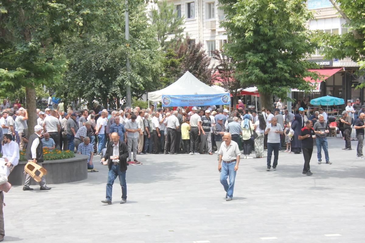 LOKANTACILAR VE PASTACILAR ODASI HUNAT CAMİİNDE AŞURE DAĞITTI