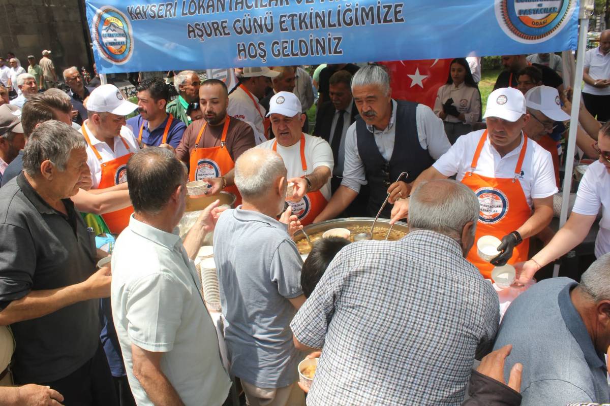 LOKANTACILAR VE PASTACILAR ODASI HUNAT CAMİİNDE AŞURE DAĞITTI