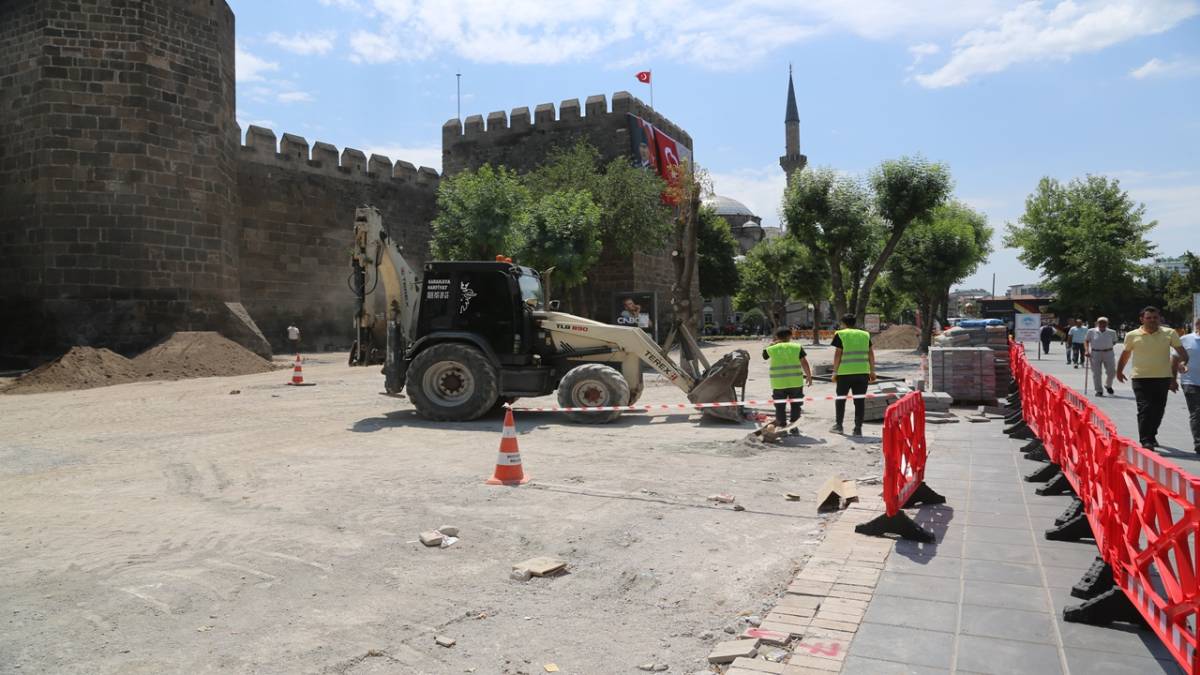BÜYÜKKILIÇ'TAN CUMHURİYET MEYDANI'NDAKİ BÜYÜK DÖNÜŞÜME YAKIN TAKİP