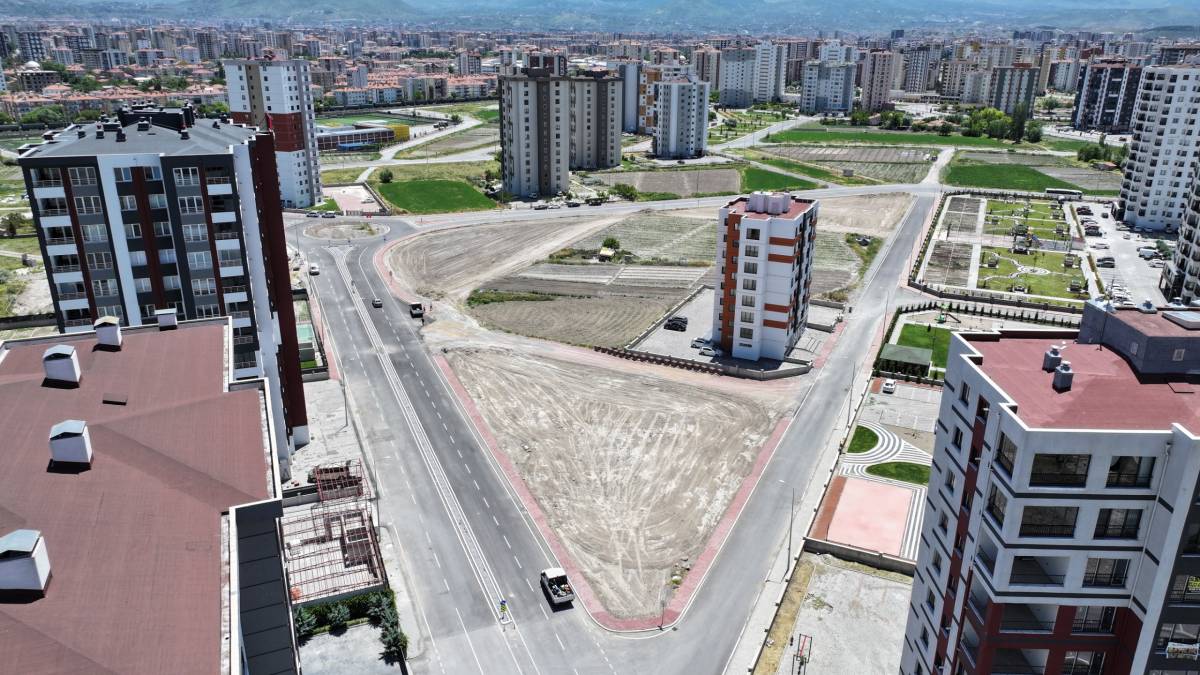 ÇOLAKBAYRAKDAR: “HER YENİ PARK, ŞEHRİMİZE KAZANDIRILAN YENİ BİR NEFESTİR”
